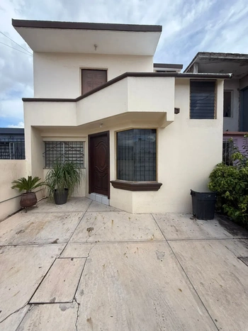 5_2978 | CASA EN VENTA FRACC ARBOLEDAS | Castillo Bienes Raíces